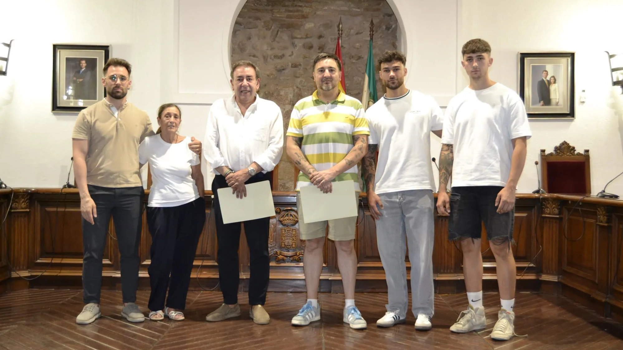 Firma del acuerdo entre el Ayuntamiento de Villa del Río y el escultor Sebastián Montes, con la presencia de la familia del cantaor. Foto: Ayto de Villa del Río