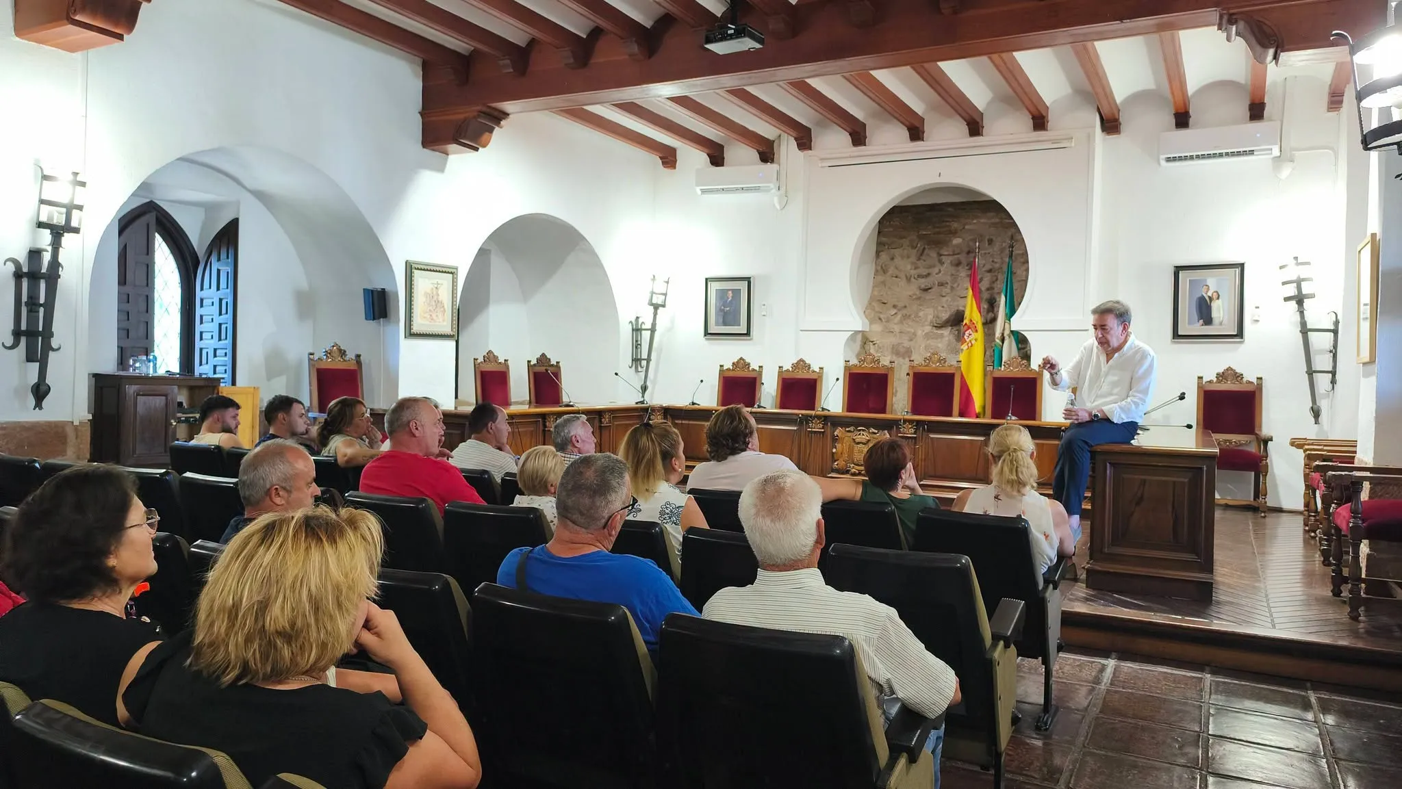 El alcalde de Villa del Río, Jesús Morales Molina, durante la reunión informativa con los vecinos de los Huertos Familiares. Foto: Ayto de Villa del Río