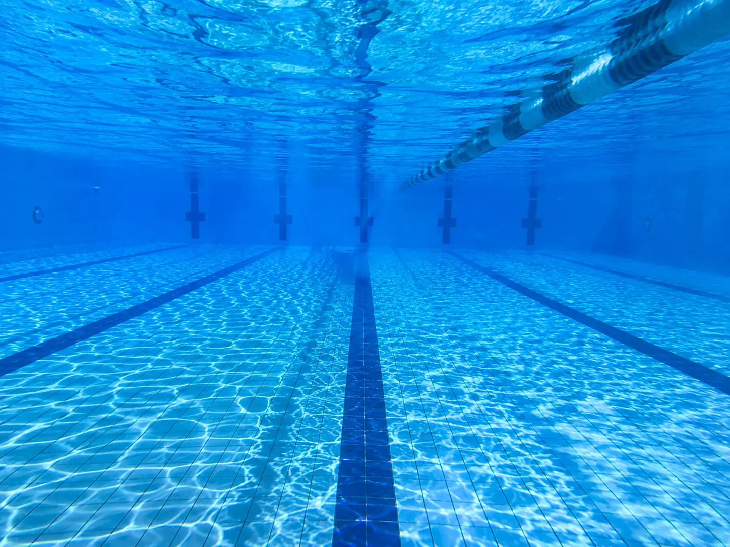 Imagen de una piscina desde el interior. Foto: IA