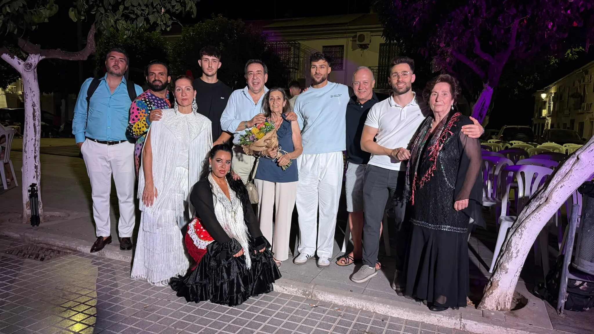 Miembros de la Corporación Municipal, con la familia de Joaquín Garrido y artistas de la noche. Miembros de la Corporación Municipal, con la familia de Joaquín Garrido y artistas de la noche.