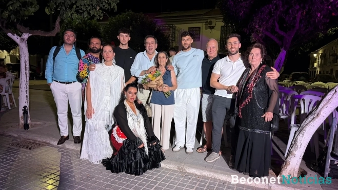 La familia de Joaquín Garrido posa junto a las autoridades y artistas ante los medios. La familia de Joaquín Garrido posa junto a las autoridades y artistas ante los medios.