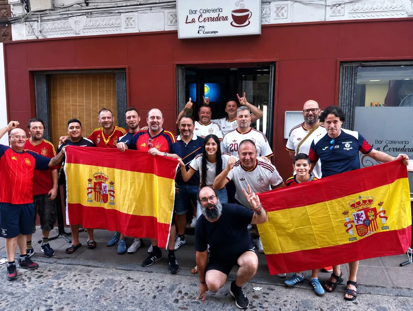 Miembros de la asociación durante la disputa de un partido de la selección. Miembros de la asociación durante la disputa de un partido de la selección.