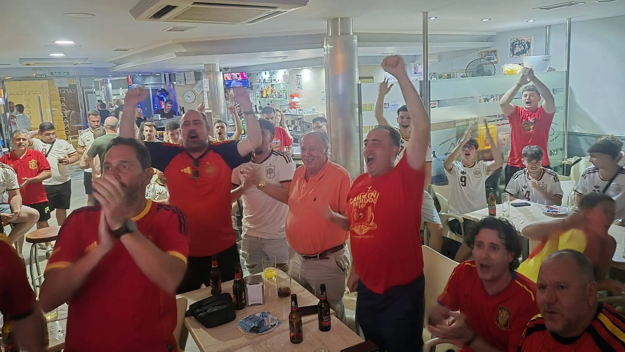 Celebración de un gol de la selección española en uno de los bares. Celebración de un gol de la selección española en uno de los bares.