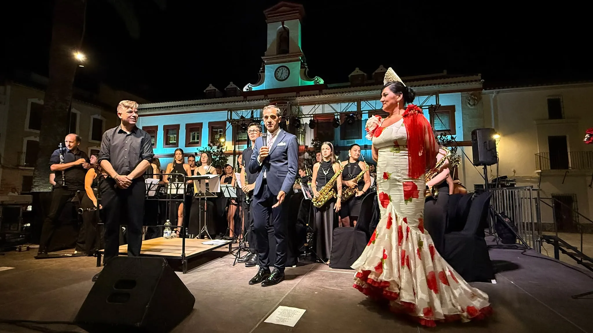 Los sones rocieros y la copla llenan de emoción la Plaza de la Constitución de Lopera. Los sones rocieros y la copla llenan de emoción la Plaza de la Constitución de Lopera.