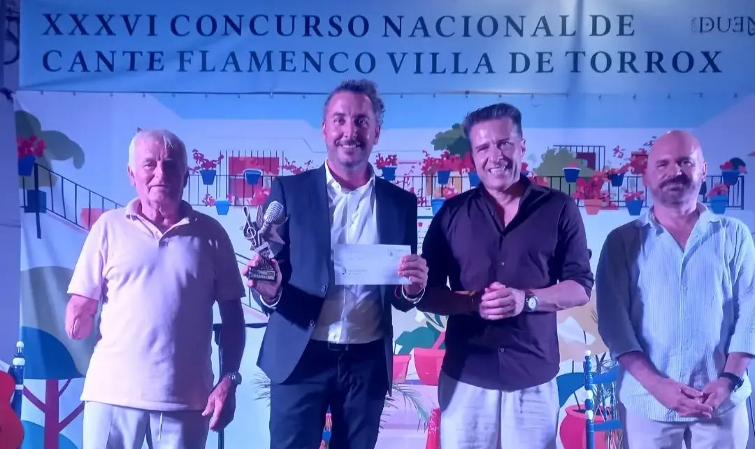 Alfonso León recibe el primer premio del concurso. Foto: Alfonso León Alfonso León recibe el primer premio del concurso. Foto: Alfonso León