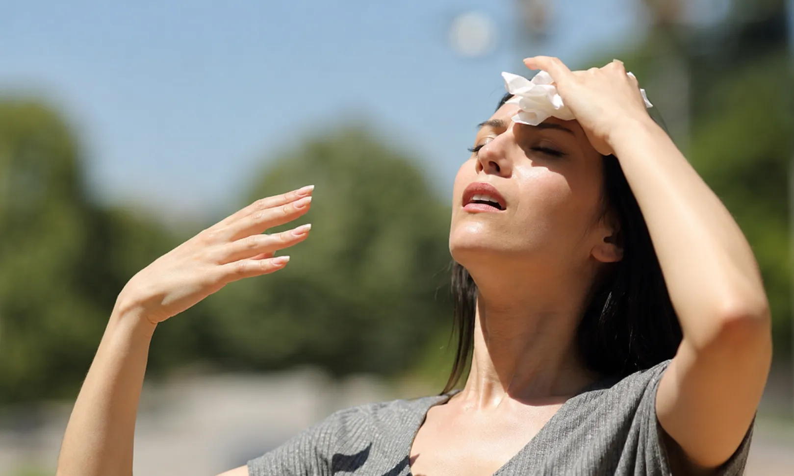 Mantener una hidratación constante durante todo el día, resulta fundamental en los días de temperaturas extremas.