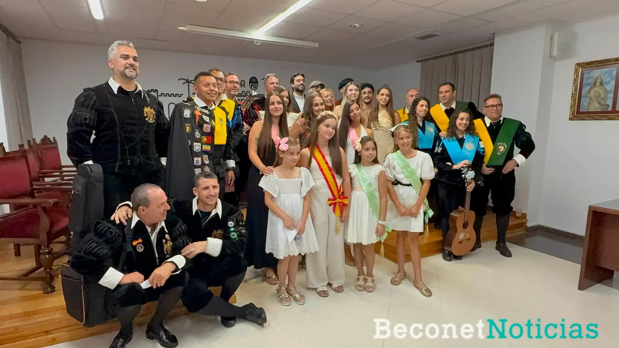 Carmen Torres, alcaldesa de Lopera con miembros de las tunas y damas