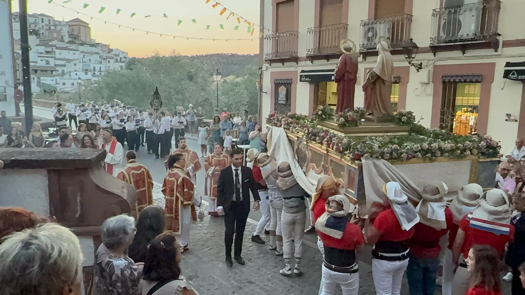 Los abuelos de la Virgen María, volvió a recorrer las calles del barrio acompañada por la Banda de Música Juan Mohedo.