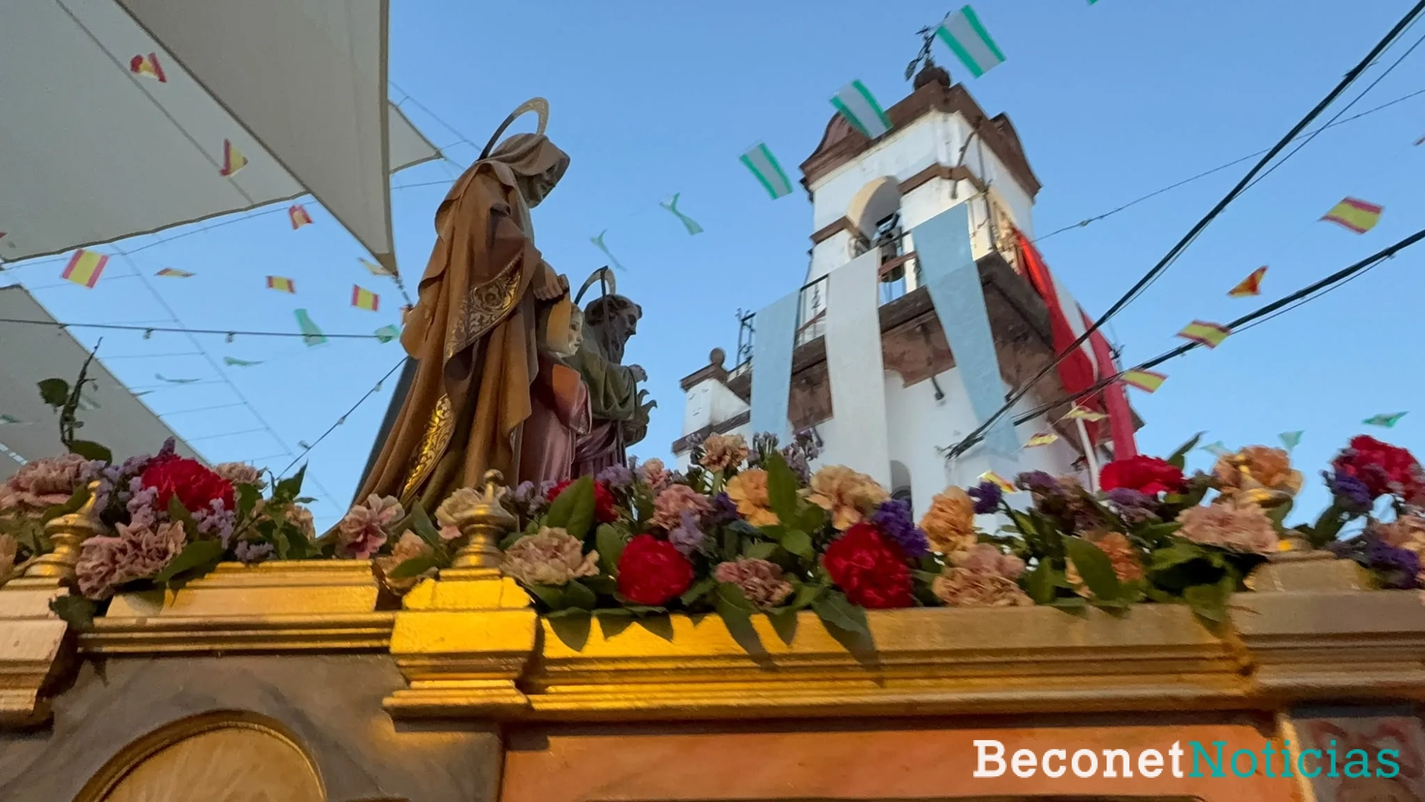 los abuelos de la Virgen María, que recorrió las calles del barrio acompañada por la Banda de Música Juan Mohedo