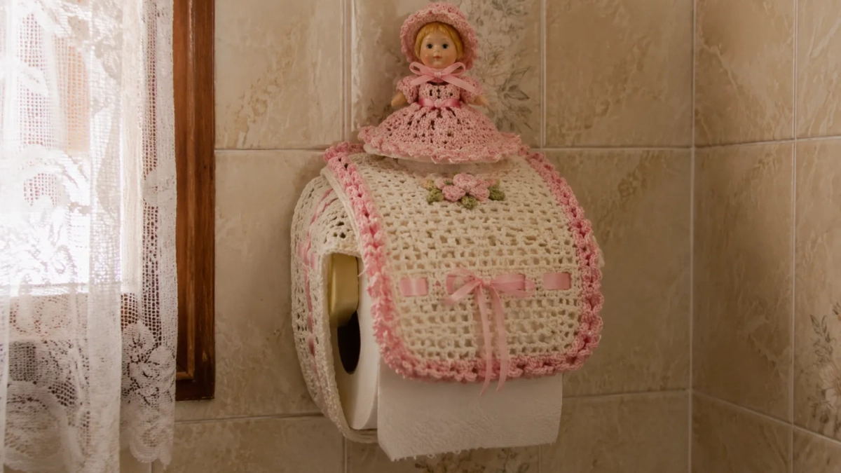 Los cubre papel higiénico de ganchillo no faltaban en los cuartos de baños.