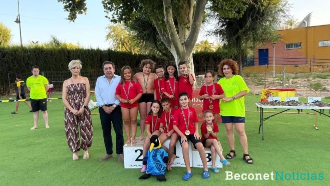 Pódium de niños del Club Natación Villarrense. Foto: Lucía Molleja.
