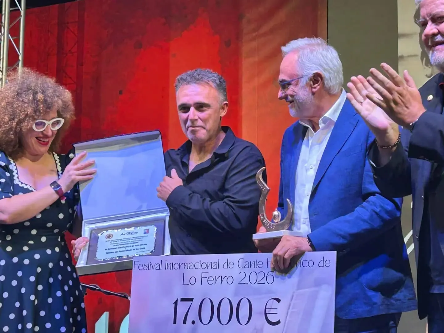 Paco Ocón recibe el máximo reconocimiento del festival. Foto: Ayto de Adamuz