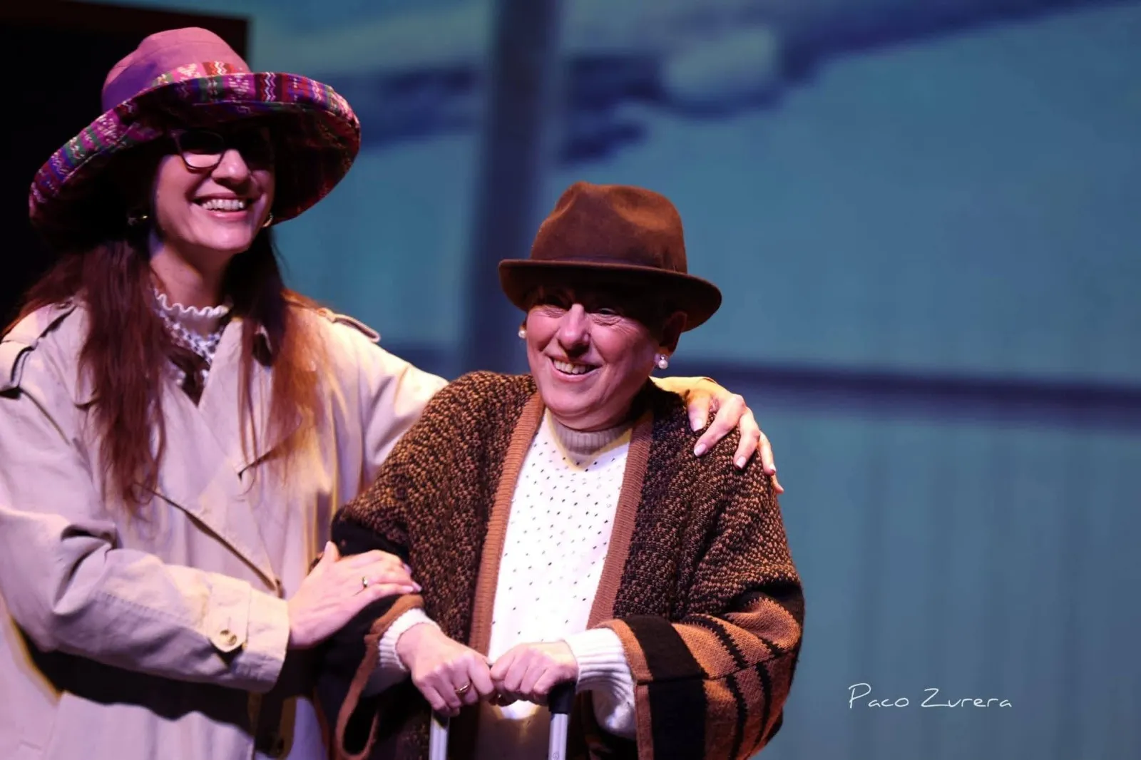 Ana Torres García, la primera por la derecha, durante una representación teatral. Foto: Paco Zurera