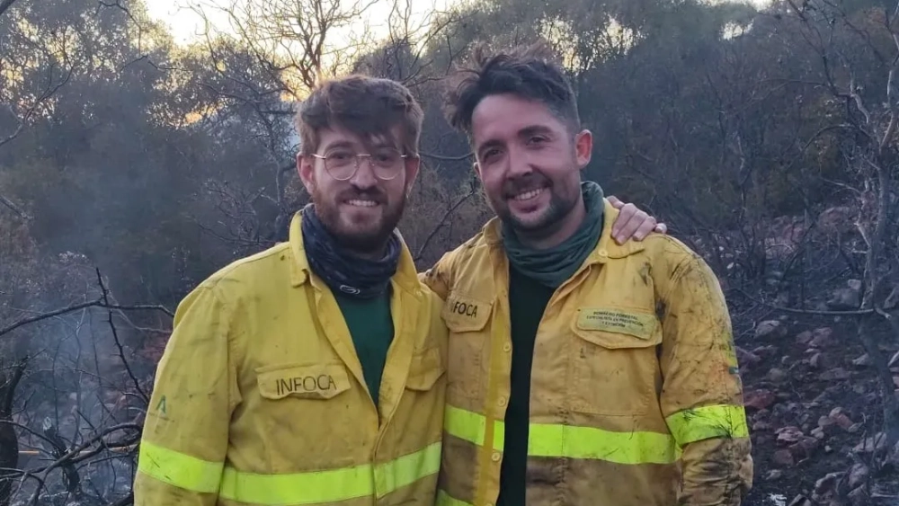 Antonio Jiménez, junto a un compañero, tras sofocar un incendio. 