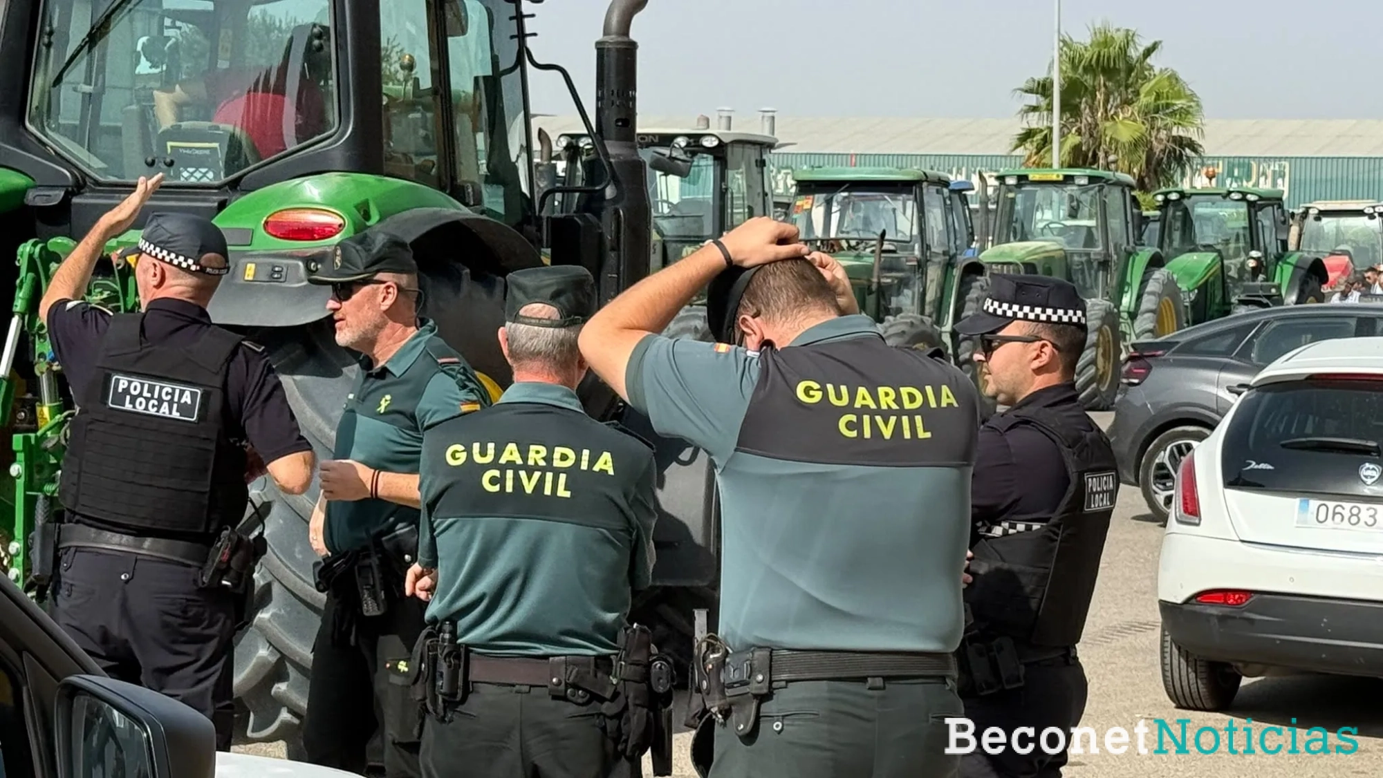 Agentes de seguridad en la manifestación.