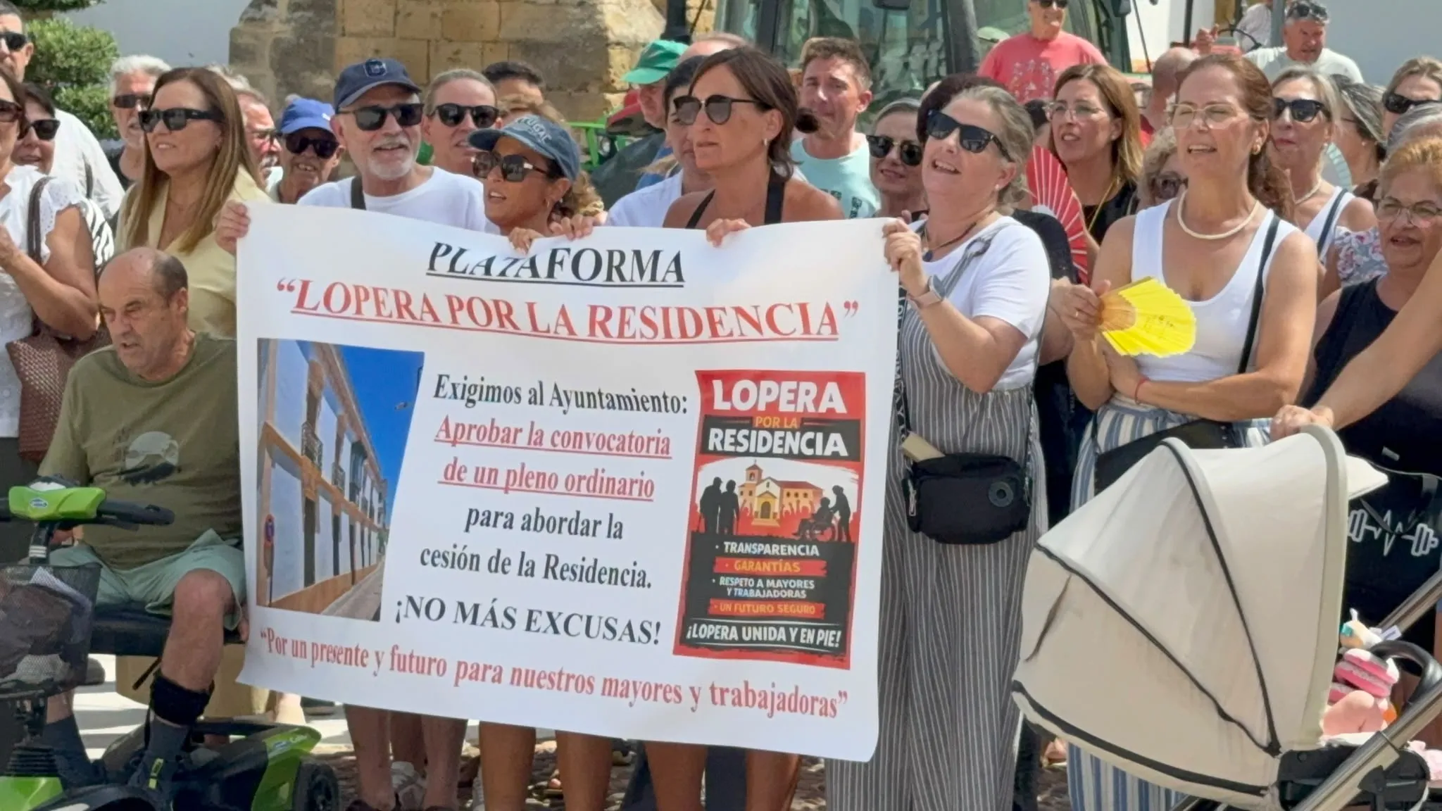 Manifestación de la plataforma 'Lopera por la Residencia'