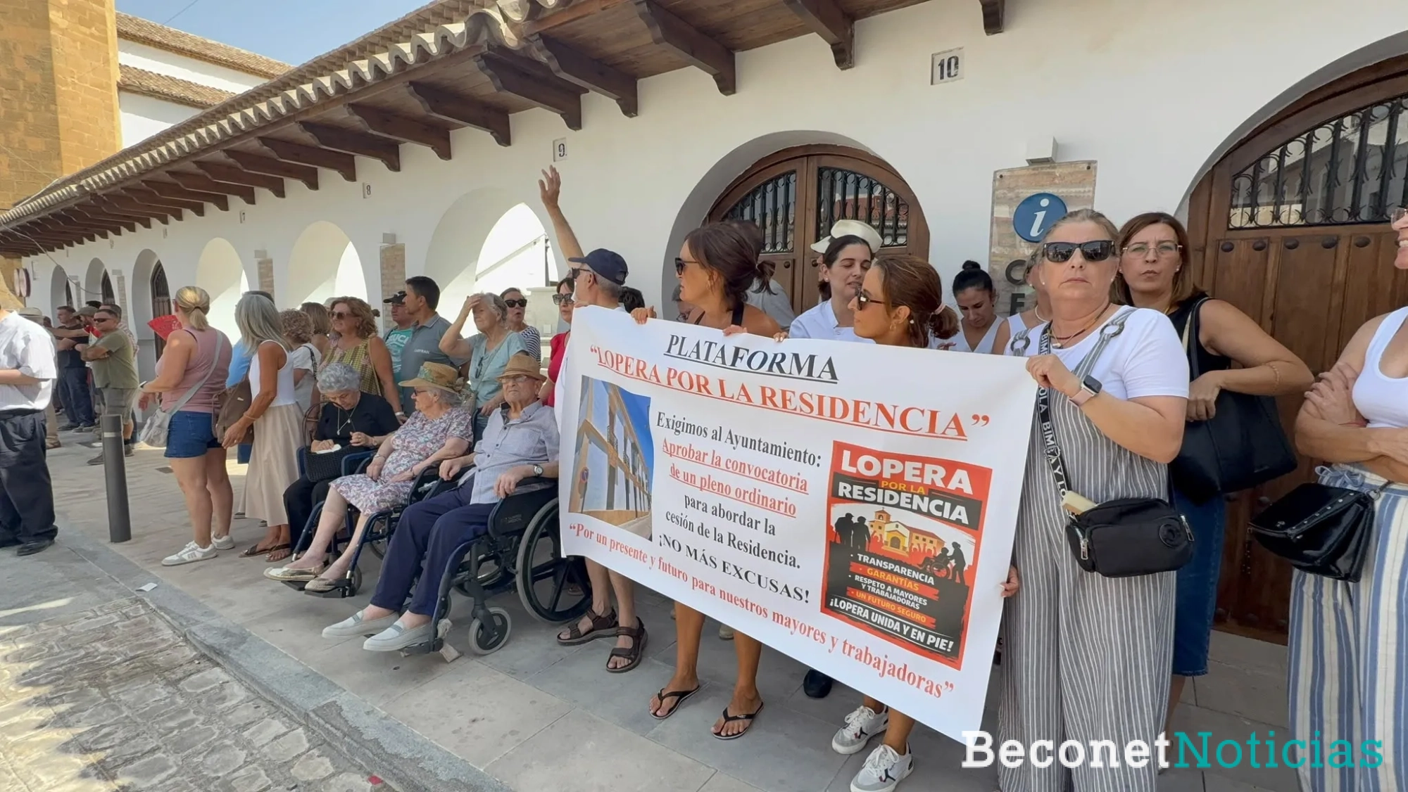 Manifestación de la plataforma 'Lopera por la Residencia'.