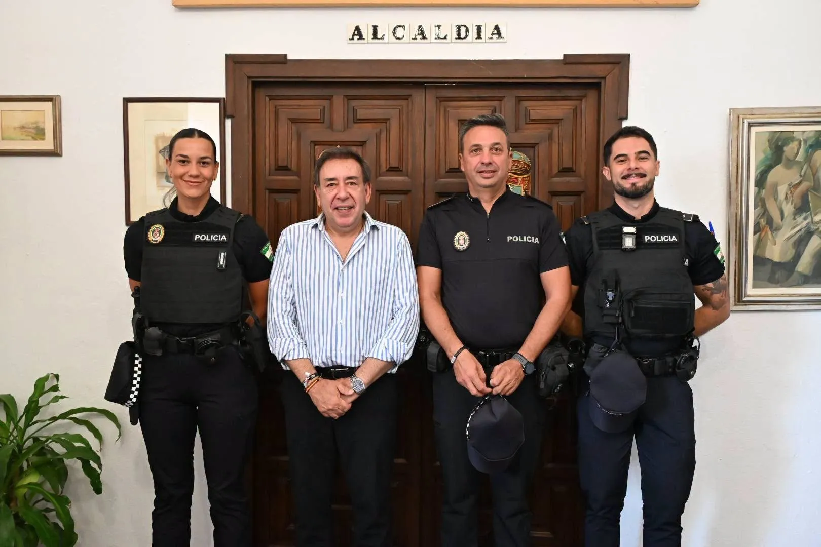 Bienvenida a los nuevos agentes por parte del alcalde, Jesús Morales, y del jefe de Policía Local, Miguel Cañuelo. Foto: Ayto Villa del Río.