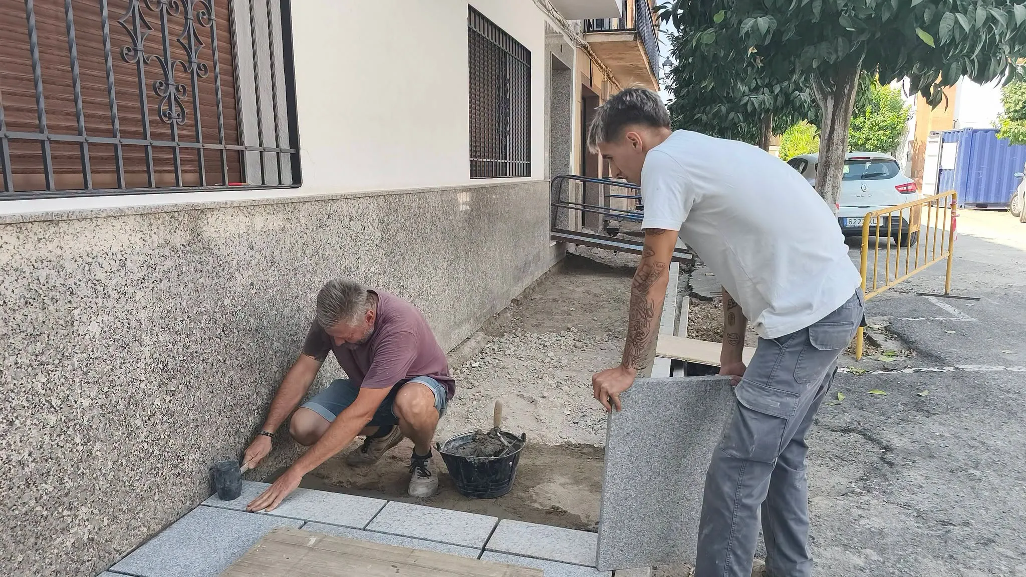 Trabajos de renovación de la calle Fuensanta con nuevas aceras y redes de agua y saneamiento. Foto: Ayto de Villa del Río