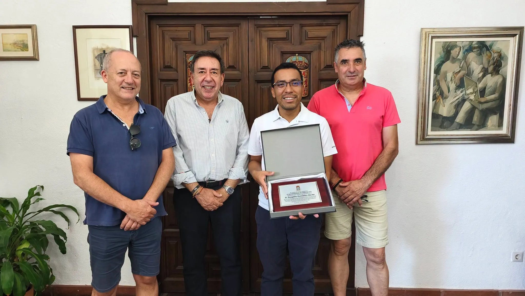 Reconocimiento al sacerdote Douglas González Ojeda. Foto: Ayto de Villa del Río