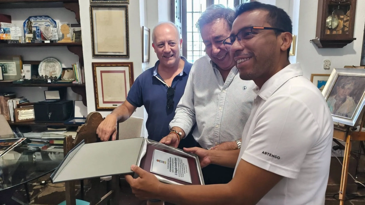 Reconocimiento al sacerdote Douglas González Ojeda. Foto: Ayto de Villa del Río