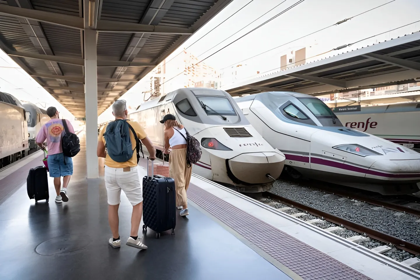 un grupo de pasajeros se dirige a un tren de RENFE. Foto: Miguel Candela