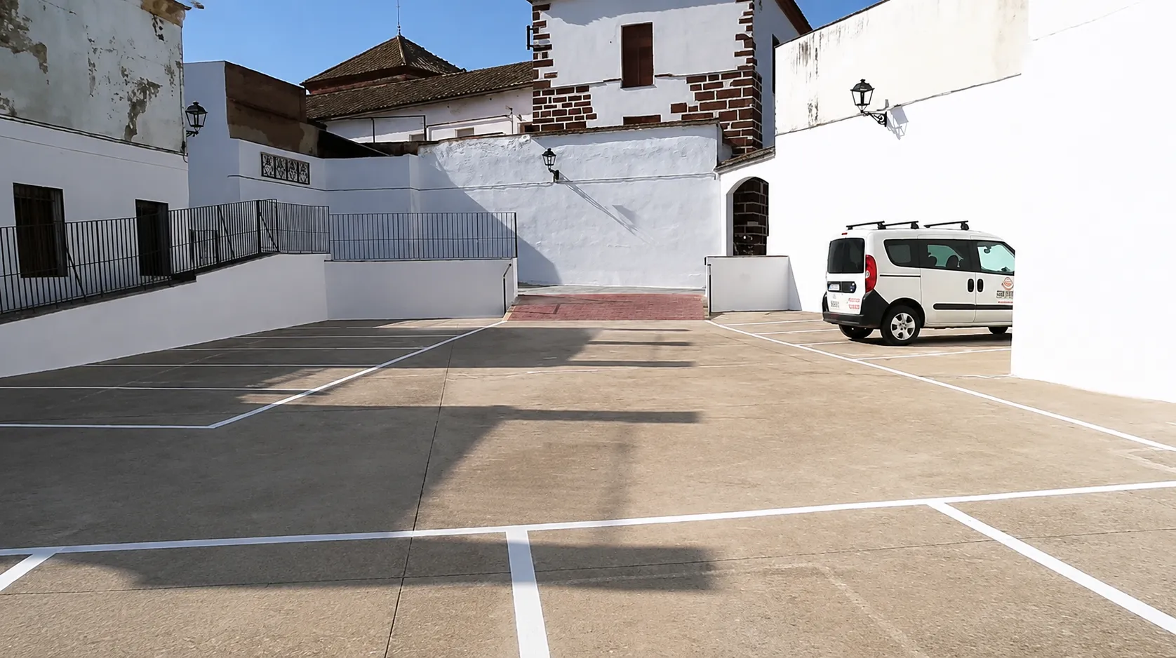Nueva zona de aparcamientos ubicada junto al antiguo Colegio del Rosario. Foto: Ayto de Montoro