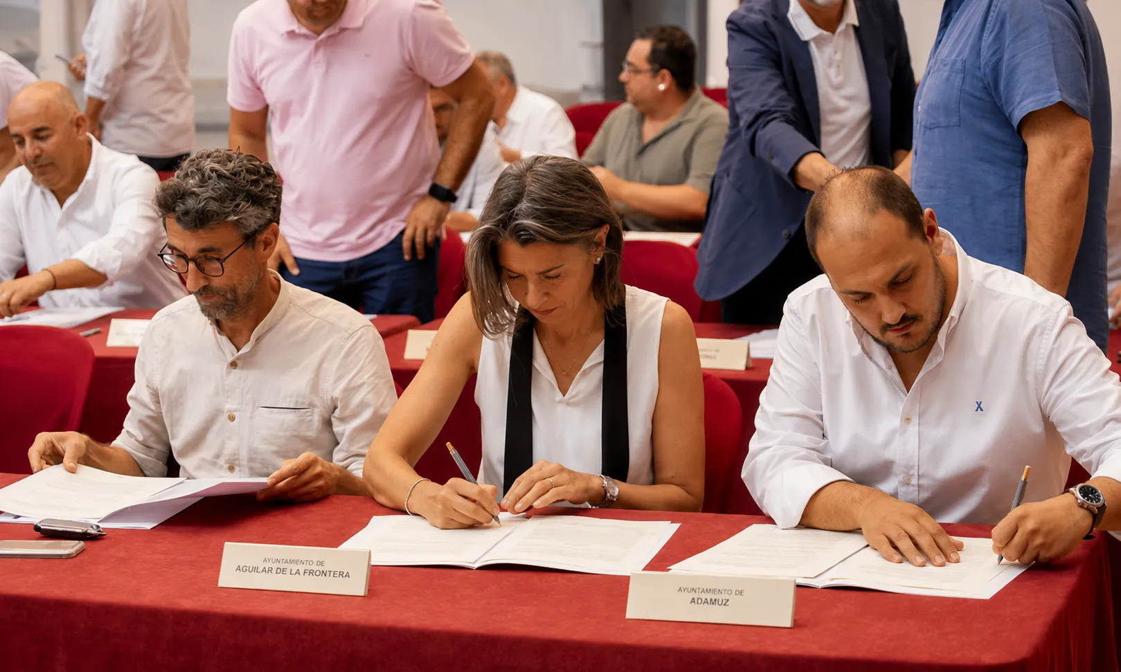 El alcalde de Adamuz, Rafael Ángel Moreno, firma el convenio del Plan Diputación Invierte. Foto: Ayto de Adamuz