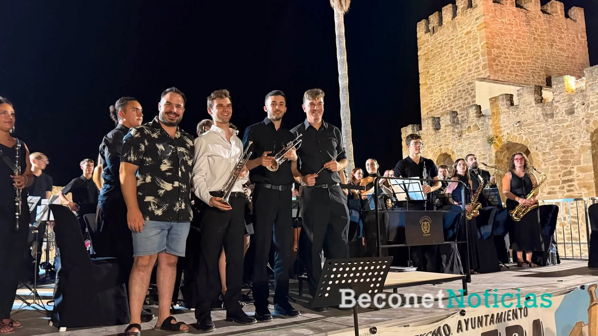 Lopera volvió a encontrarse este viernes con tres de los músicos que un día dieron sus primeros pasos entre las filas de la Banda de Música Pedro Morales