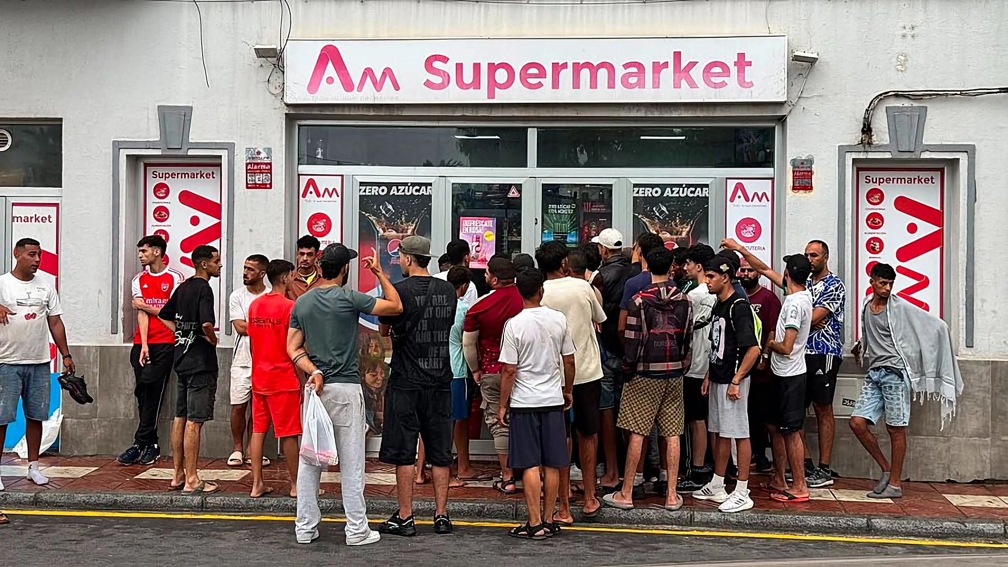 Largas colas de migrantes a la entrada de supermercados en Ceuta IVAN ZAMBRANO Largas colas de migrantes a la entrada de supermercados en Ceuta IVAN ZAMBRANO