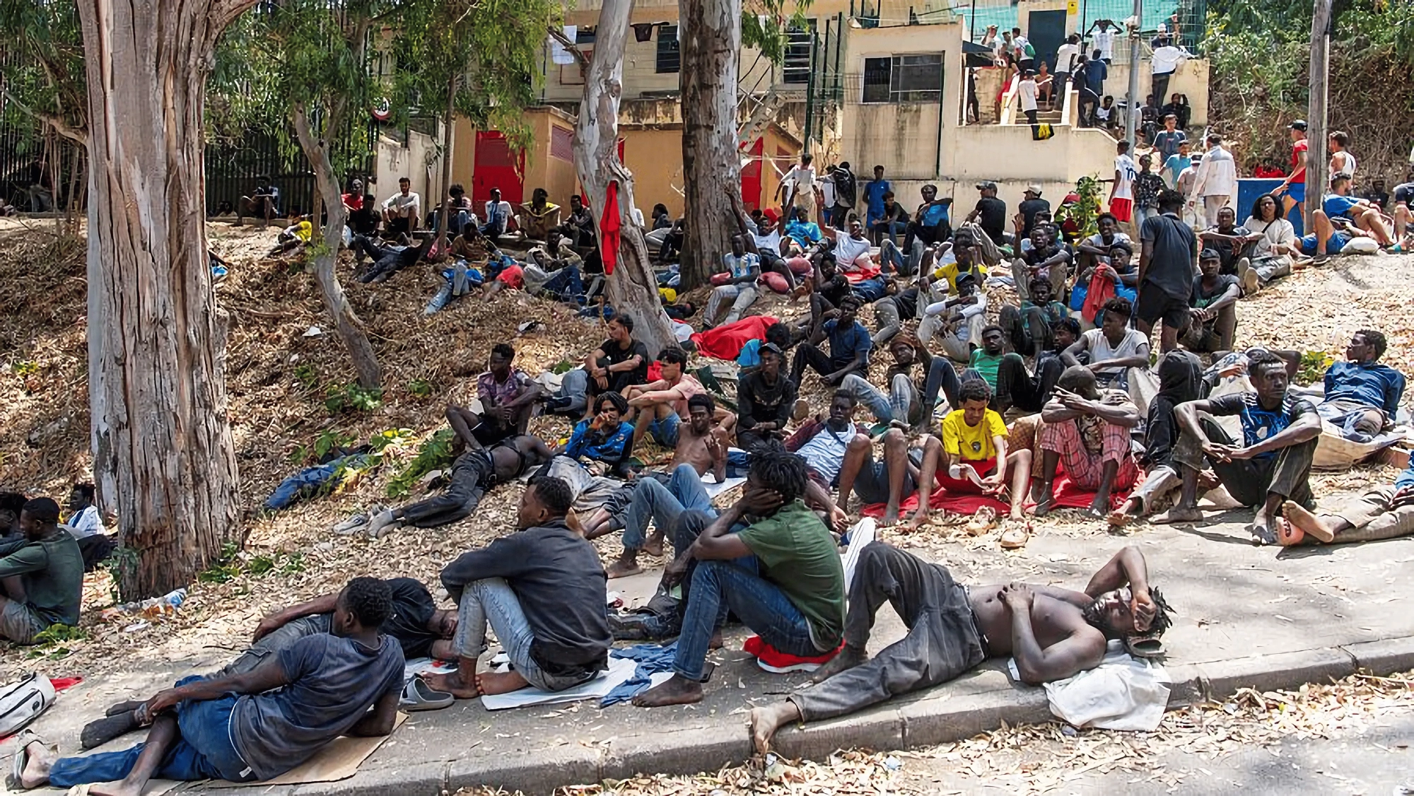 Los migrantes descansan a las puertas del CETI tras cruzar a Ceuta Antonio Sempere Los migrantes descansan a las puertas del CETI tras cruzar a Ceuta Antonio Sempere