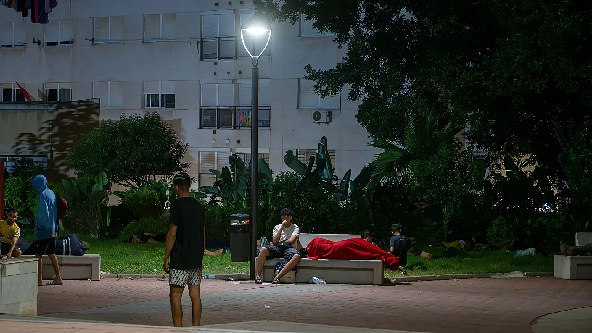 Inmigrantes pasan la noche en territorio español en los parques de Ceuta Marcos Moreno Inmigrantes pasan la noche en territorio español en los parques de Ceuta Marcos Moreno