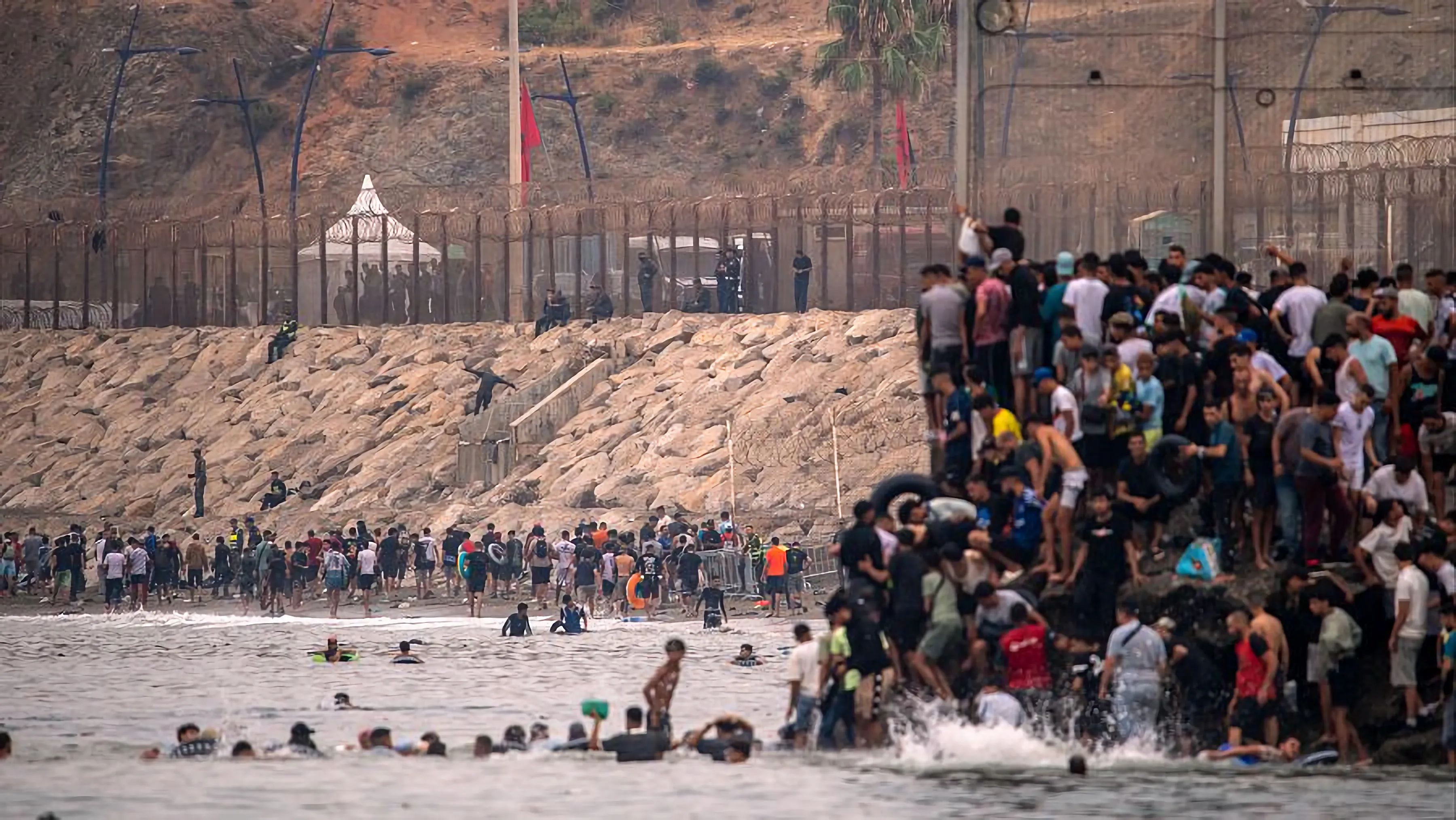 Inmigrantes vuelven a Marruecos desde Ceuta a través del espigón Antonio Sempere AP Photo