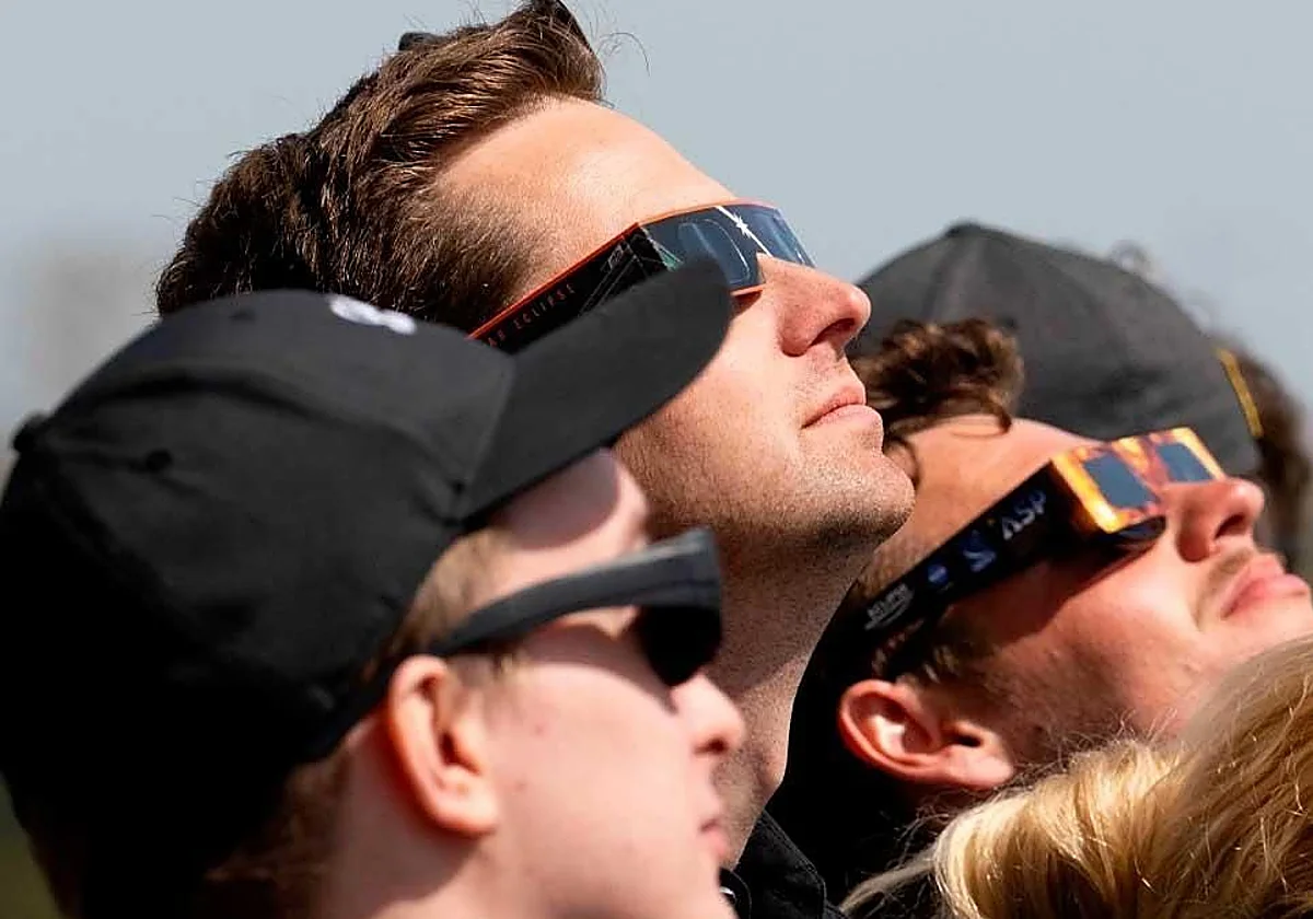 El uso de gafas homologadas es imprescindible para evitar daños en la vista durante un eclipse. E.C.