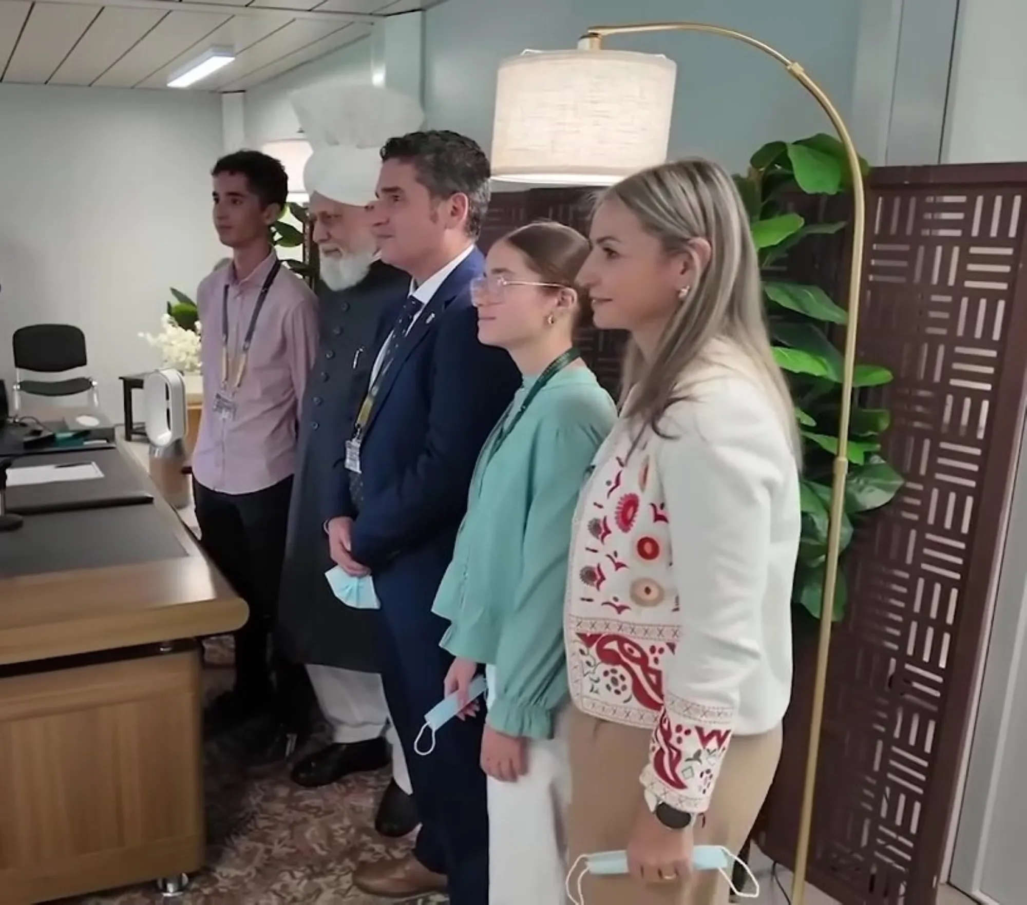 Juan Antonio Reyes, alcalde de Pedro Abad, y su familia junto a Hazrat Mirza Masroor Ahmad, quinto califa y líder mundial de la Comunidad Musulmana Ahmadí. (Foto: Jalsa Salana - CMH)