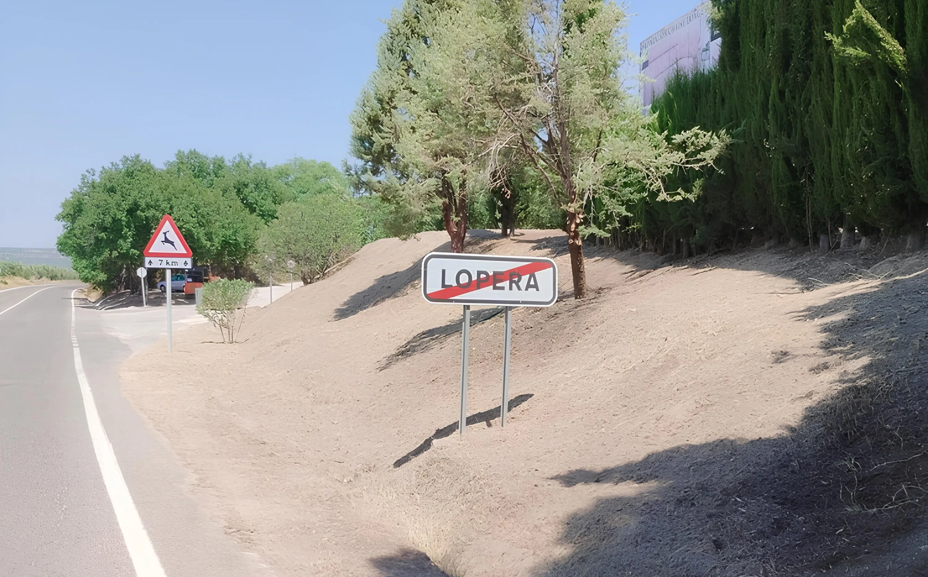 El ayuntamiento de Lopera sigue con las labores de limpieza y desbroce en sitios clave del municipio. Foto: Ayuntamiento de Lopera