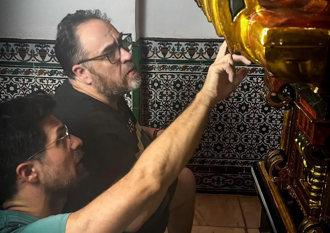 Rafael Barón y Jesús Zurita trabajan en la restauración y conservación del sarcófago.