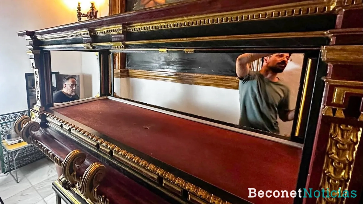 Rafa Barón y Jesús Zurita trabajan en la restauración y conservación del sarcófago.