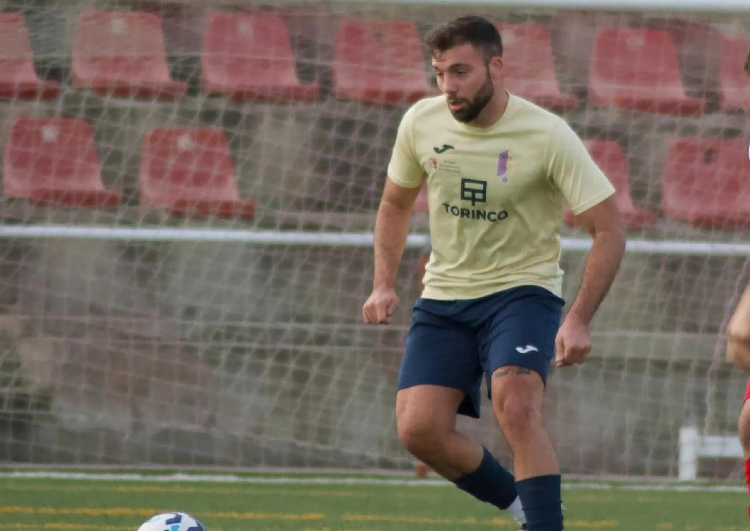Álvaro Gaitán durante un encuentro con el Atlético Perabeño. Foto: Mari Canales