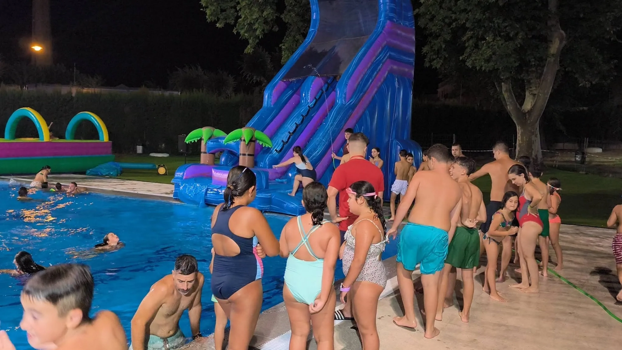 Numerosos niños y niñas disfrutaron de los juegos acuático. Foto: Ayto Villa del Río