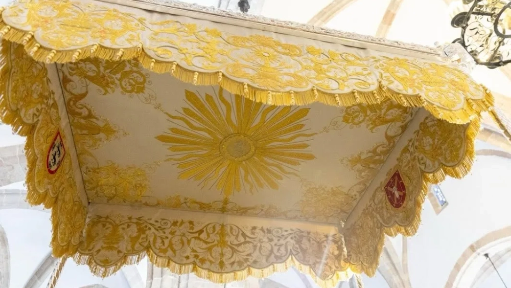 Nuevo palio de la Virgen del Sol, patrona de Adamuz. Foto: Diputación de Córdoba Nuevo palio de la Virgen del Sol, patrona de Adamuz. Foto: Diputación de Córdoba