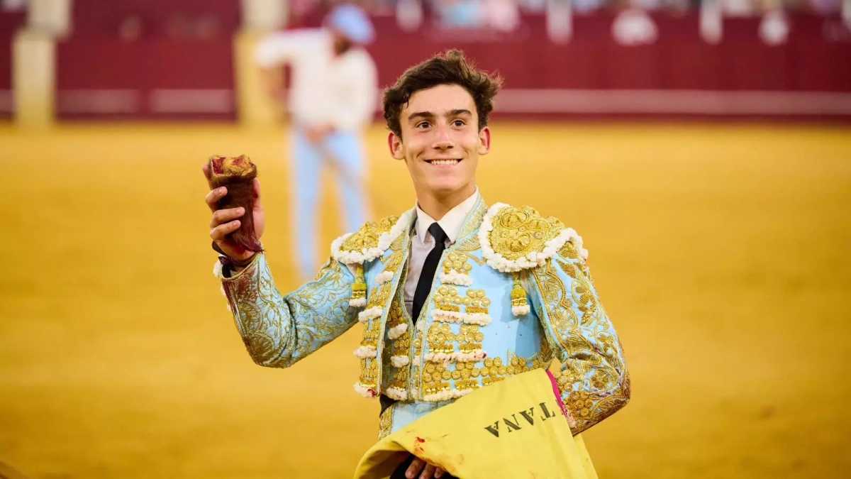 Manuel Quintana tras cortar una oreja. Foto: Circuito de Novilladas de Andalucía