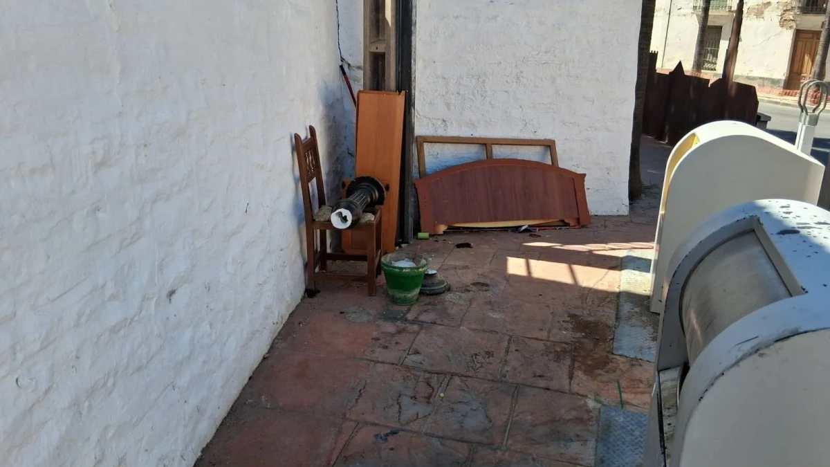 Enseres y residuos depositados fuera de los espacios habilitados en Bujalance. Enseres y residuos depositados fuera de los espacios habilitados en Bujalance.