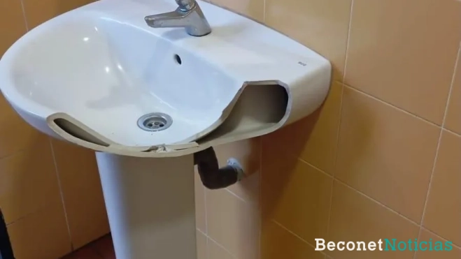 Daños en el lavabo de los baños públicos del Parque Virgen de Gracia de Montoro Daños en el lavabo de los baños públicos del Parque Virgen de Gracia de Montoro