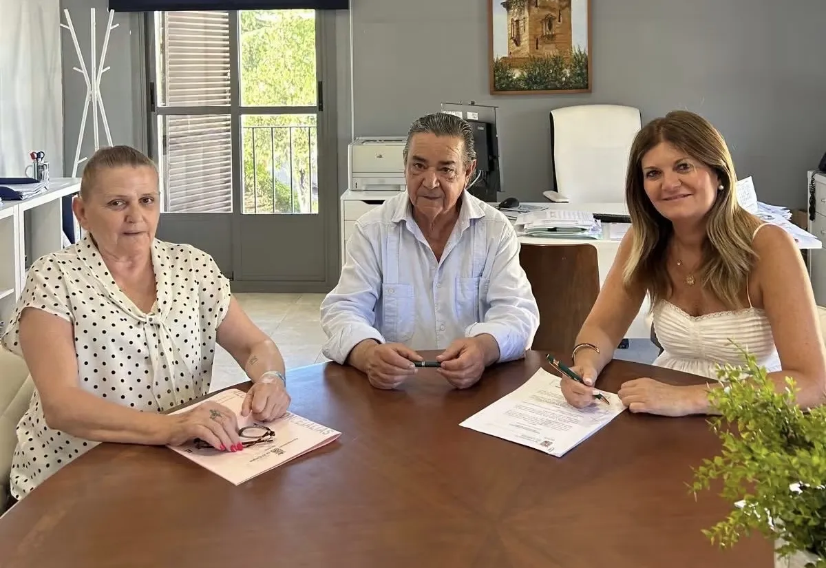 Acto de la firma del convenio de colaboración. Foto: Ayto de El Carpio