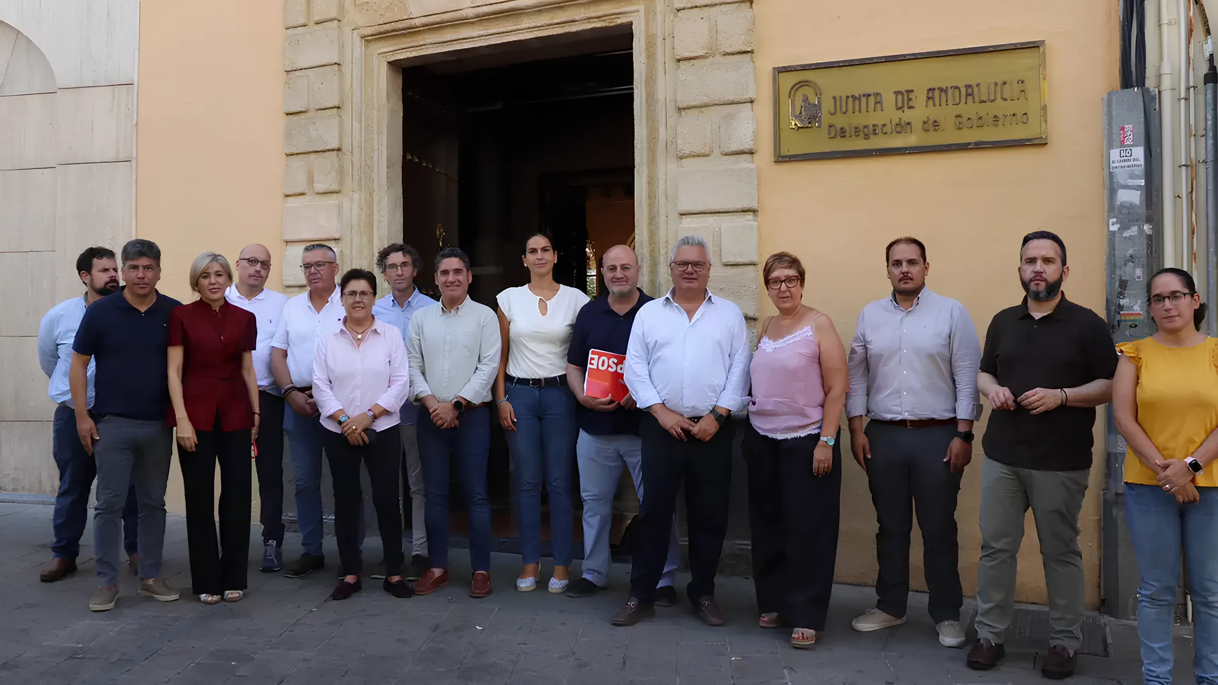 El alcalde de Pedro Abab, Juan Antonio Reyes (octavo por la izquierda), junto con alcaldes socialistas de la provincia de Córdoba, ante la sede de la Junta.