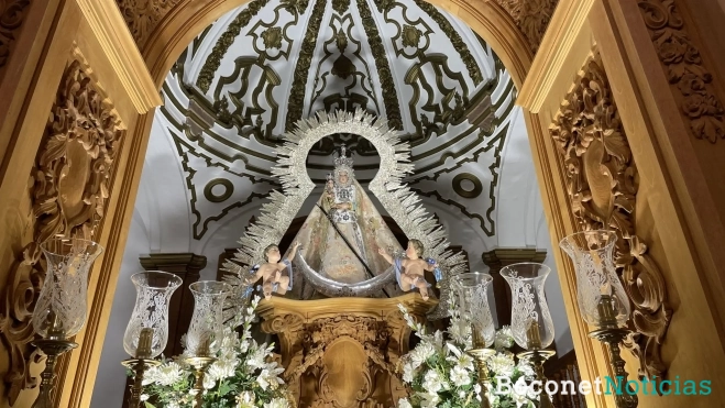 La Virgen de la Estrella Coronada en su Camarín del Santuario. La Virgen de la Estrella Coronada en su Camarín del Santuario.