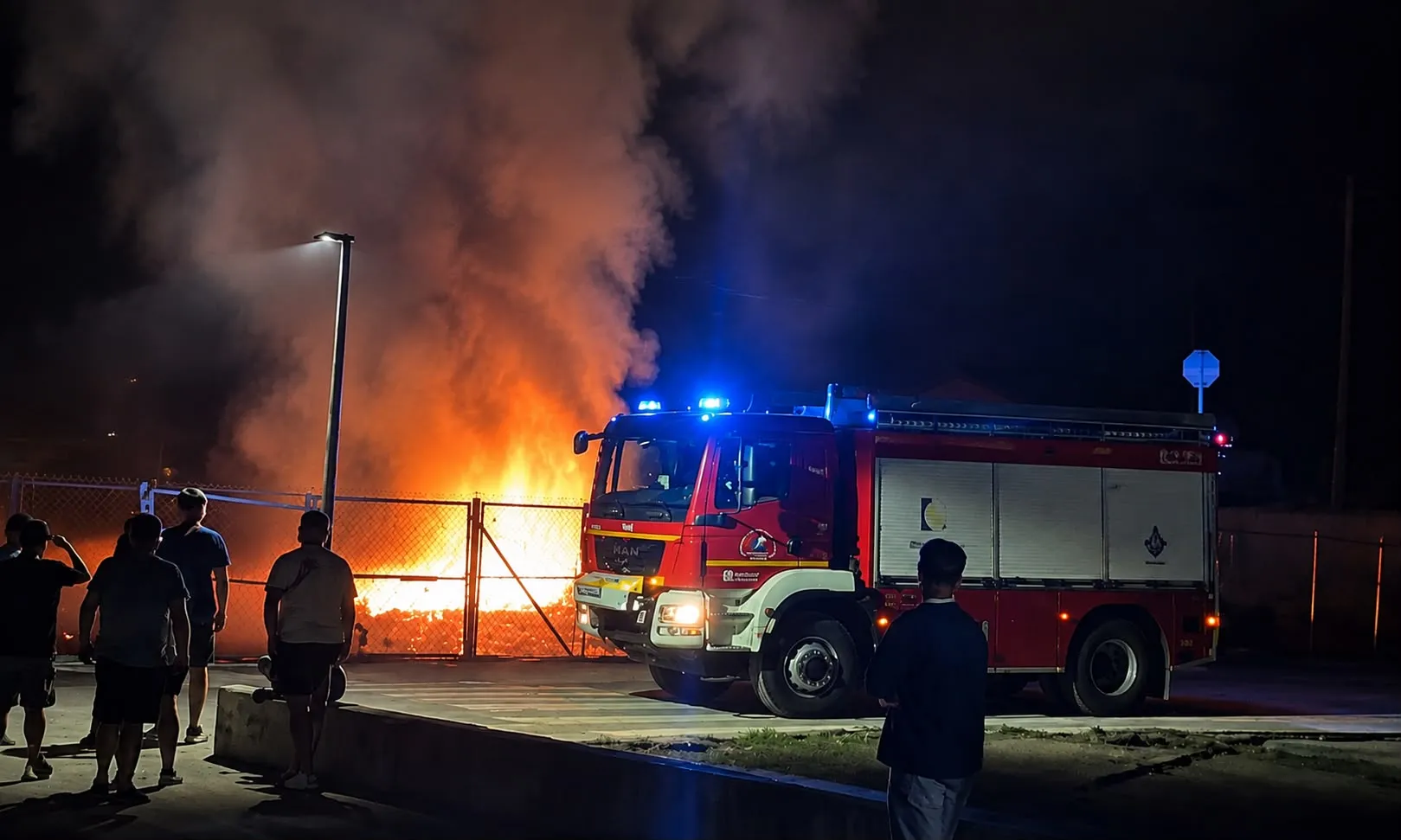 Llegada de los bomberos al lugar del incendio.