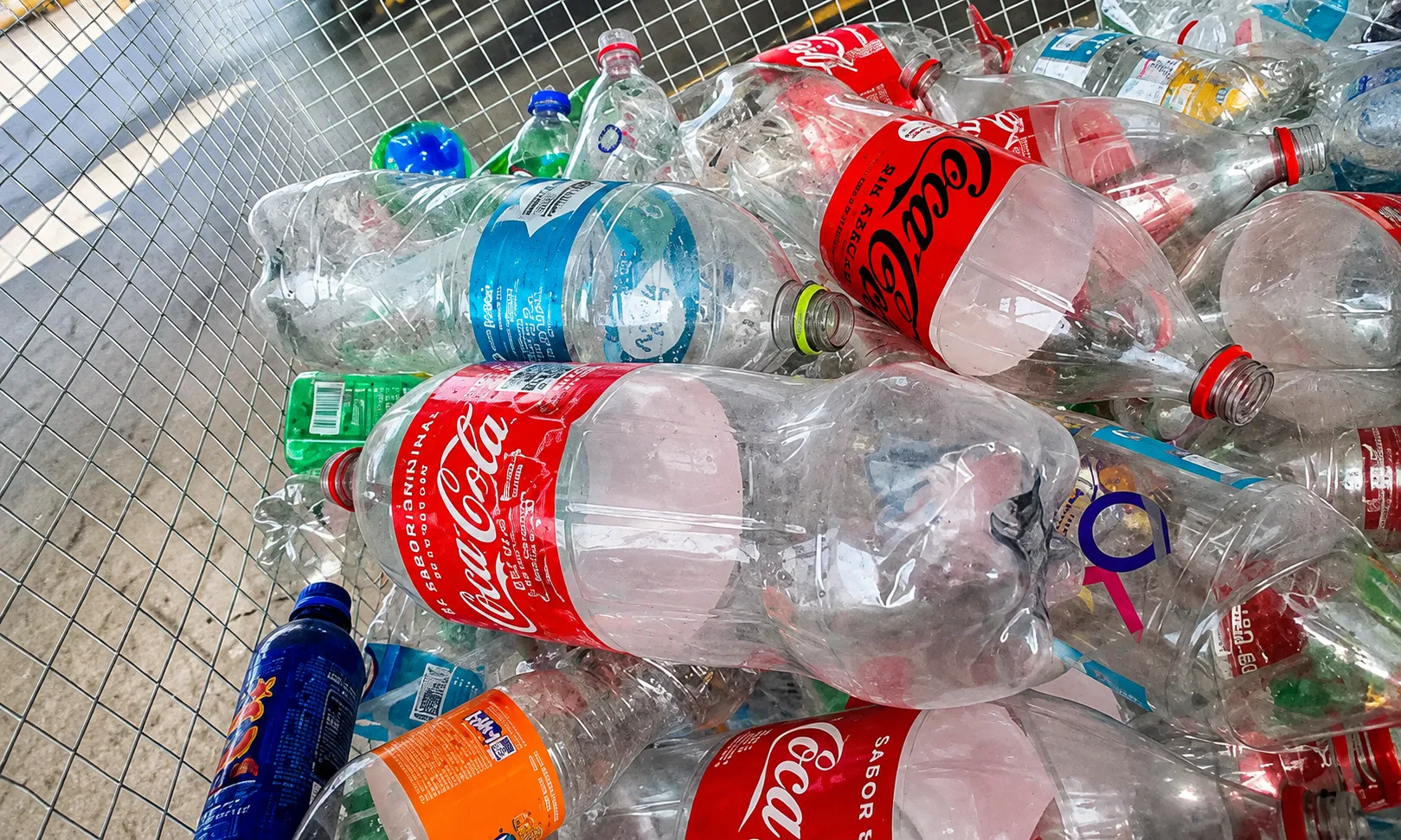 Los datos correspondientes a 2023 situaron la recogida separada de botellas de plástico de un solo uso en el 41,3% en España, por debajo del objetivo nacional del 70%.