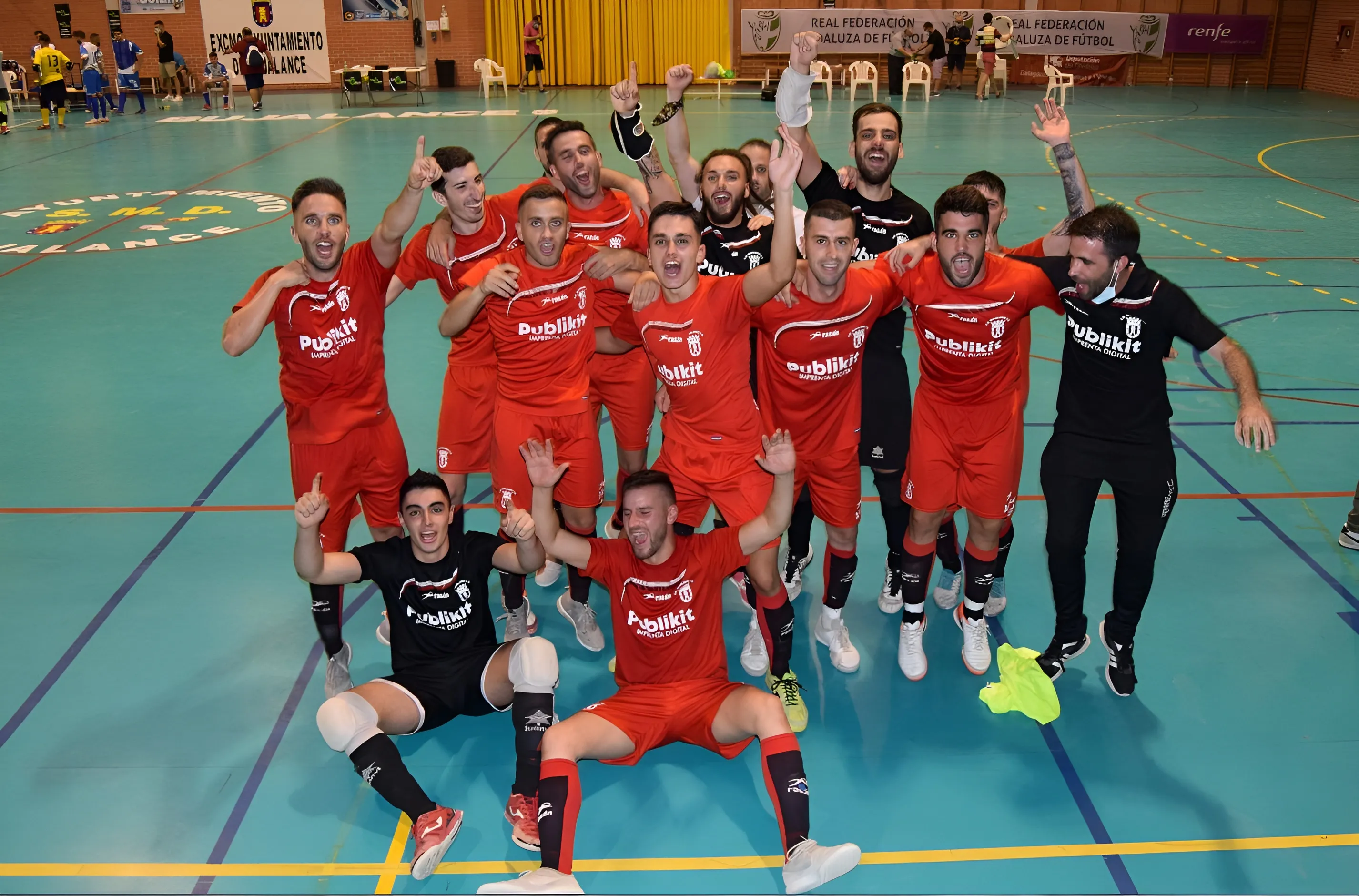 La plantilla celebraba el ascenso tras ganar el play-off en la tanda de penaltis. Foto: Rafael Cerezo